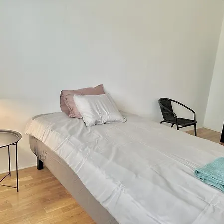 Spacious 3 Bedroom House In City Centre *