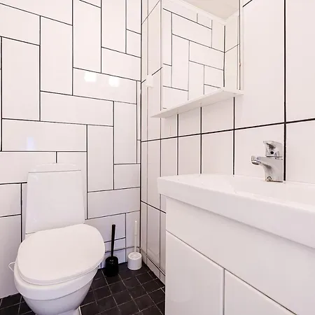 Spacious 3 Bedroom House In City Centre Narpio