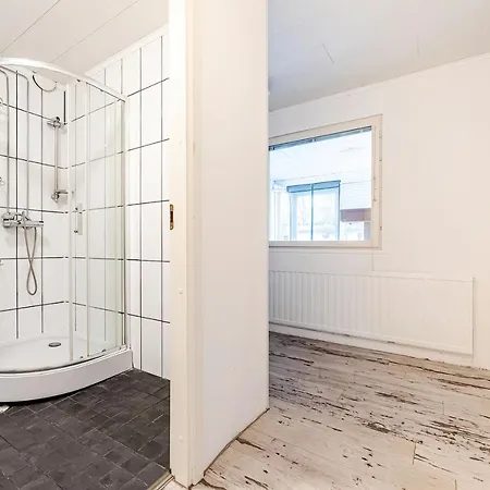 Spacious 3 Bedroom House In City Centre Narpio