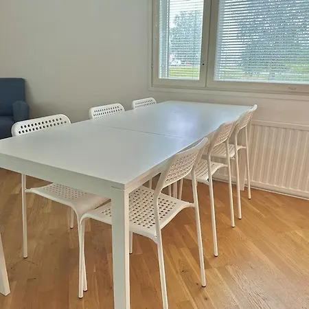 Spacious 3 Bedroom House In City Centre Narpio